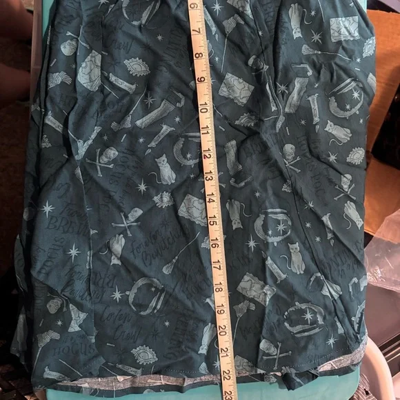 New Torrid Size 1 (14/16) Disney Hocus Pocus Mini Challis Button Front Skirt NWT - Picture 10 of 14